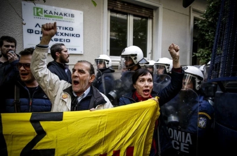 Πλειστηριασμοί: Χημικά και ξύλο μεταξύ διαδηλωτών και ΜΑΤ στην συγκέντρωση έξω από συμβολαιογραφείο στη Σκουφά